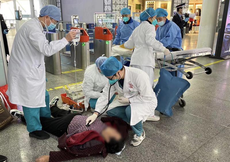 接连两名旅客突发晕倒,广州南站民警,医务人员接力救援