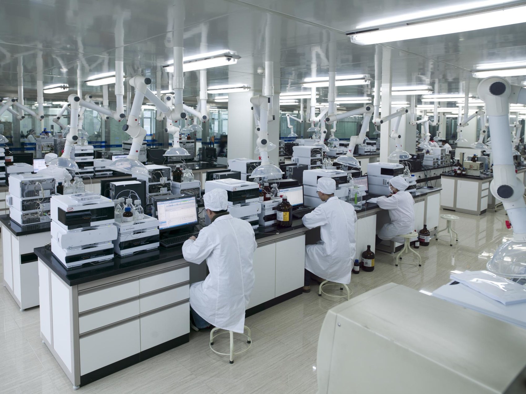 春节后复工,科伦博泰的各大办公区,实验室一片繁忙景象,开启新年"加