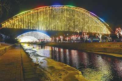 1月31日,夜幕下的卫工明渠别有一番风景.张文魁