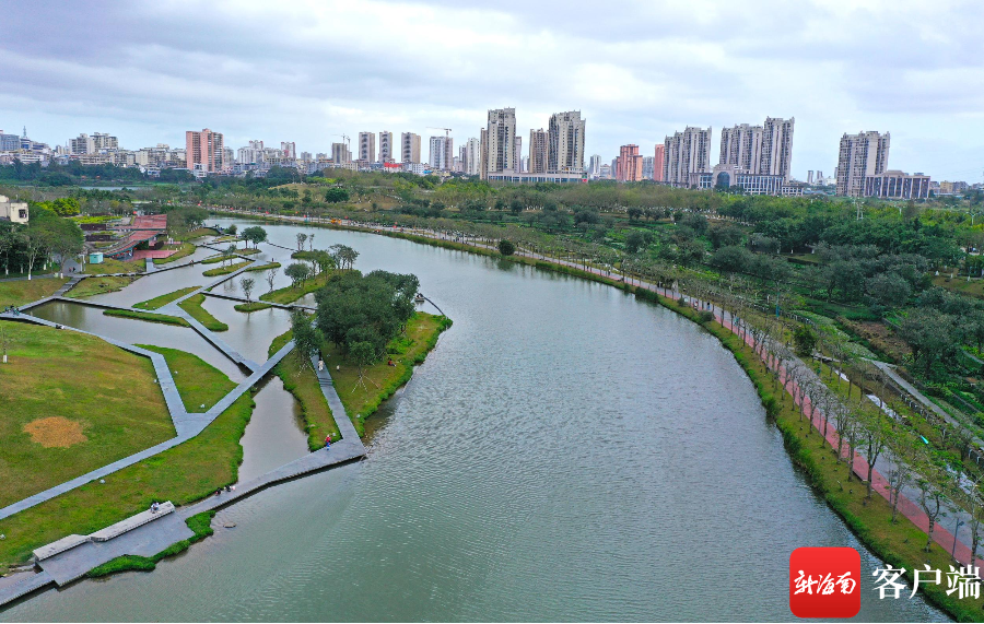 贯穿海口主城区南北16公里美舍河凤翔湿地公园已成为市民游憩休闲的