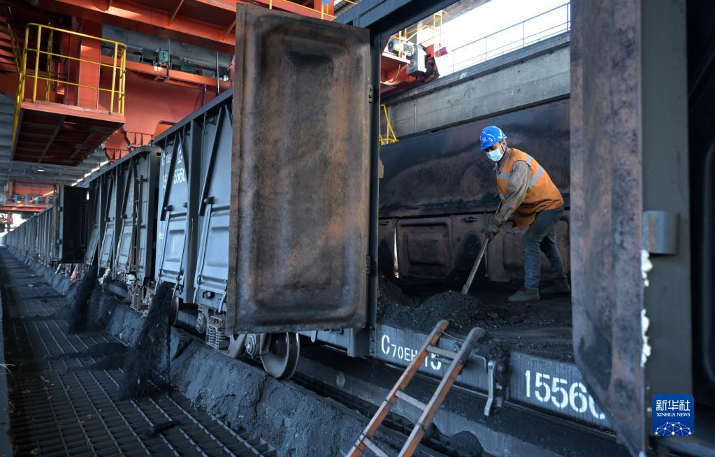 　　1月19日，在大唐安徽发电有限公司淮南洛河发电分公司，工作人员进行卸煤作业。新华社记者 周牧 摄