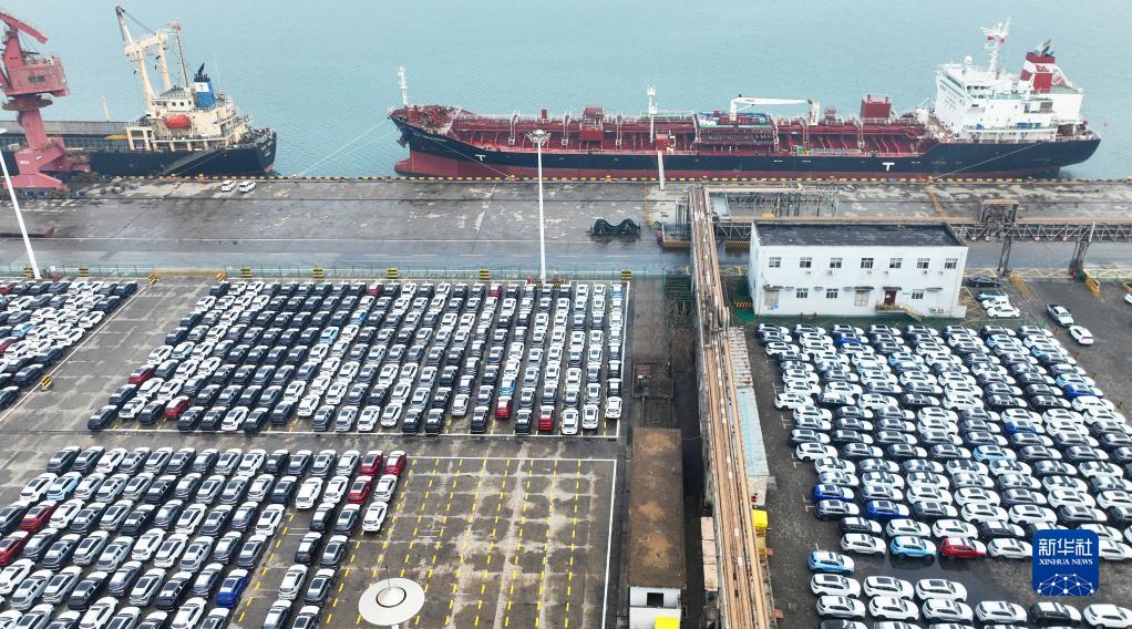 　1月13日，在江苏连云港港口码头，一批国产小汽车在等待装船出口海外（无人机照片）。新华社发（耿玉和 摄）