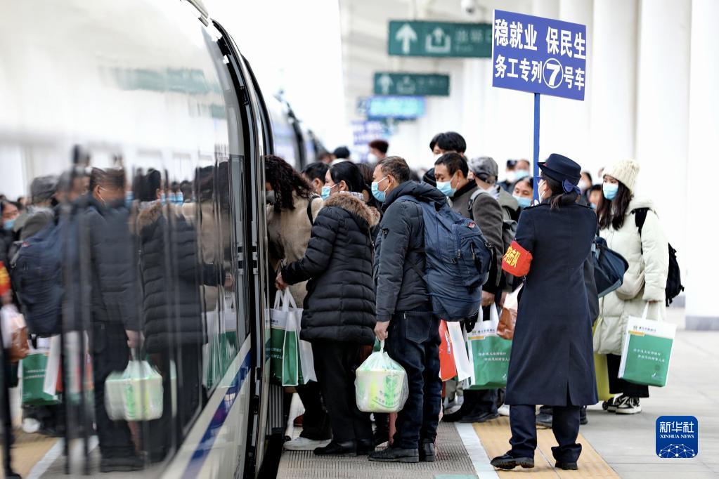 1月27日,遵义外出务工人员在遵义南站登上务工专列.
