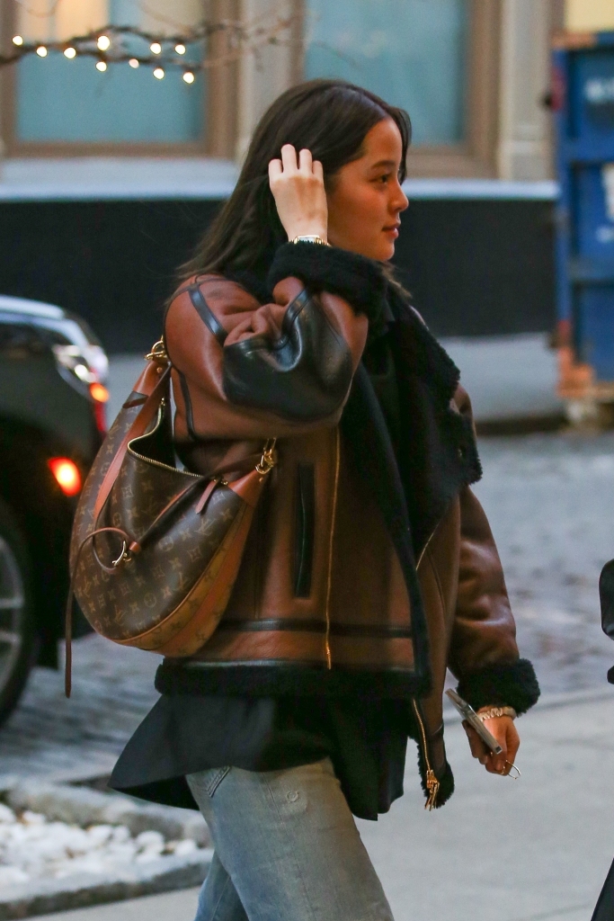 欧阳娜娜染回深发色 身穿棕色机车服搭配lv包现身纽约街头