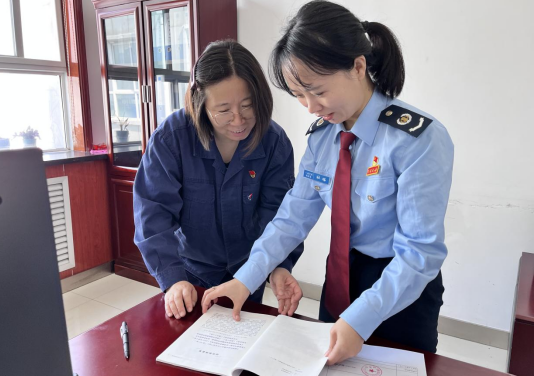 正宁县税务局"陇税雷锋"上门为核桃峪煤矿工作人员宣传"幸福两单"&