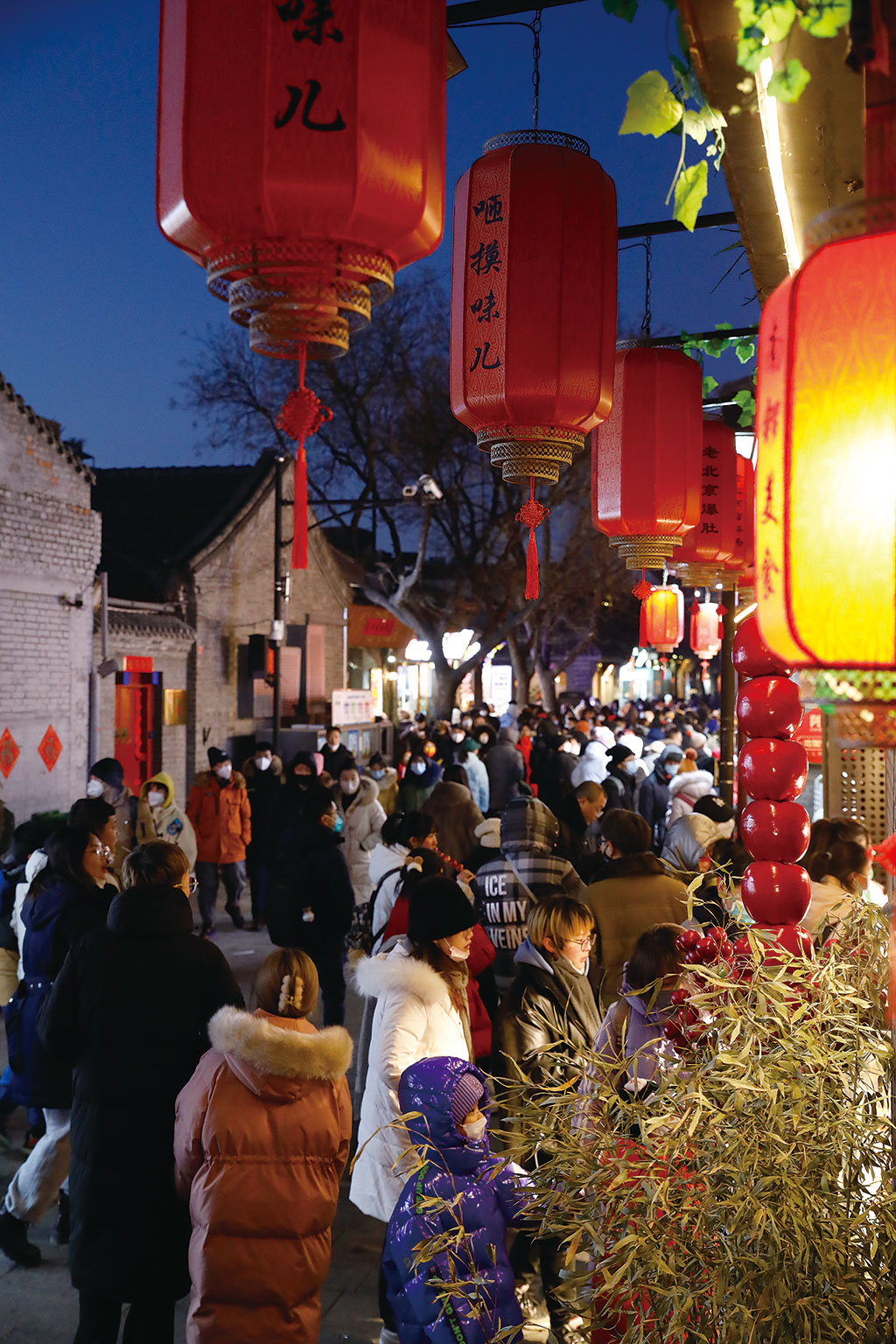 图2:北京南锣鼓巷历史文化街区内游人如织.