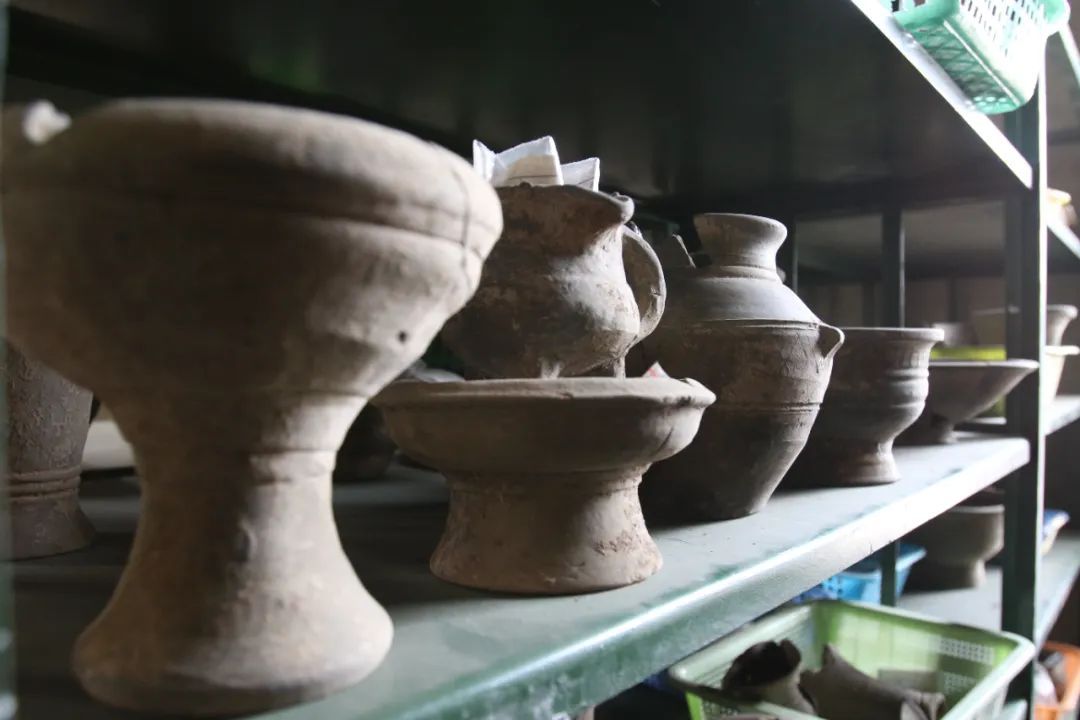社科院考古所安阳工作站内修复的陶器。麻翛然 摄