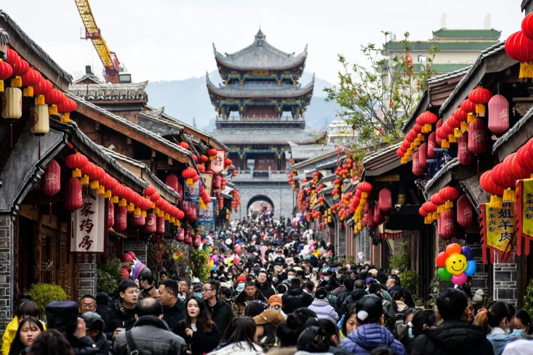1月27日，游客在四川省西昌市建昌古城游览。李结义摄（新华社）