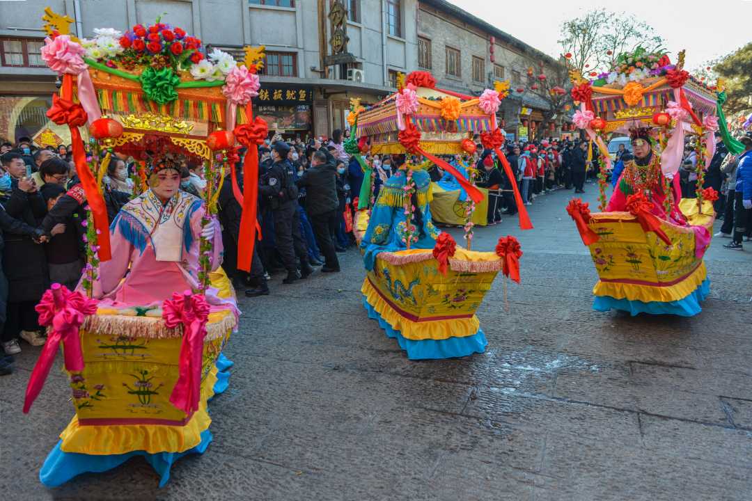 跑旱船表演.张银宝摄