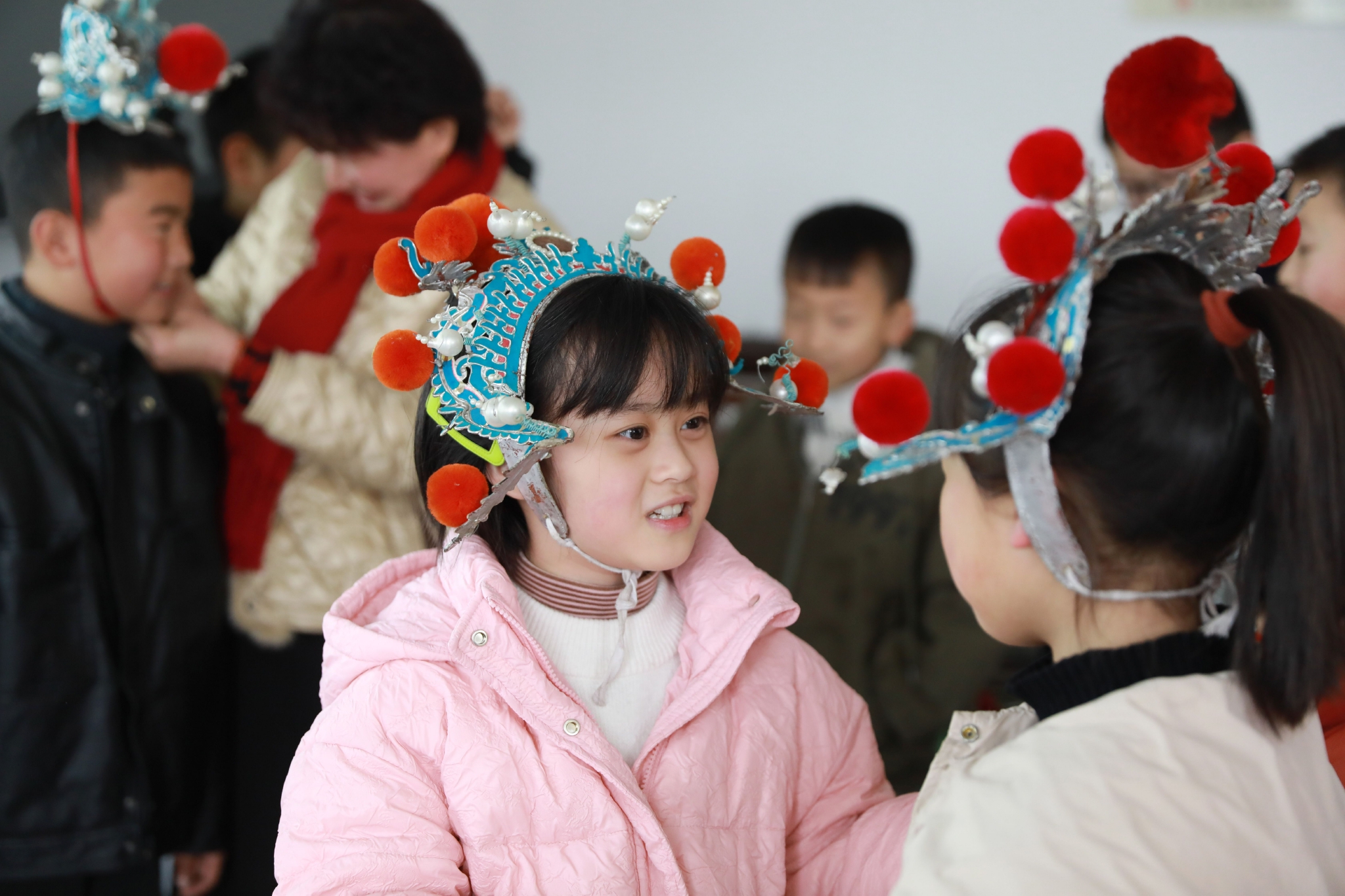 在浙江省杭州市临安区天目山镇桂芳桥村民俗馆内，小朋友们在参观体验戏曲装饰。通讯员 胡剑欢 摄