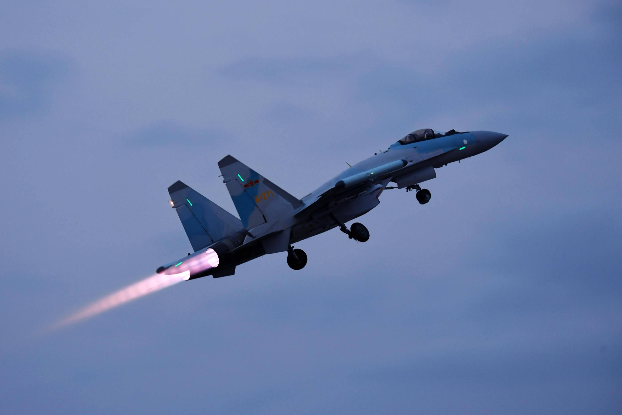 南霸天列装歼16战机与苏35战机混编使用