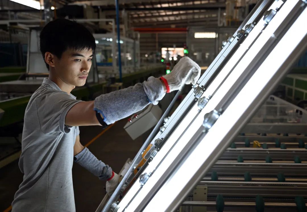 信义玻璃(海南)有限公司工人在车间检查玻璃制品.郭程 摄
