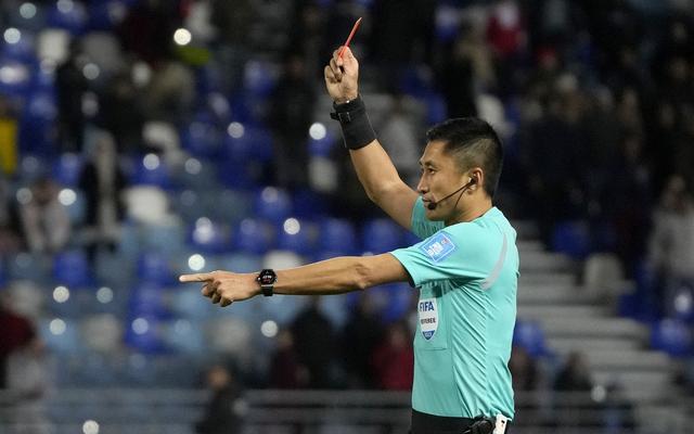 中国裁判世俱杯首秀,主裁判马宁出示红牌. 图/视觉中国