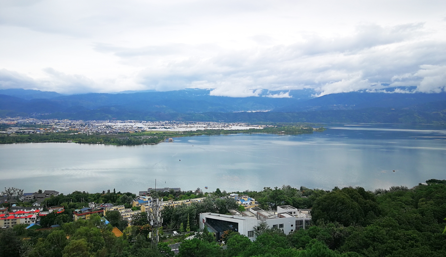 凉山彝族奴隶社会博物馆坐落于西昌市泸山风景区.何勤华摄