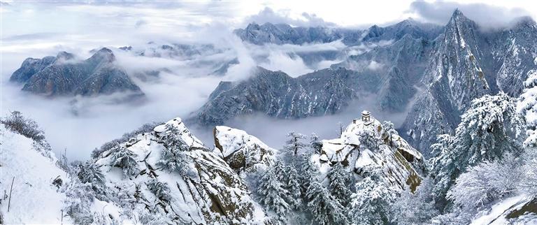 隆冬时节,从西岳华山东峰俯瞰,雪拥峰峦,气象万千.戴吉坤摄