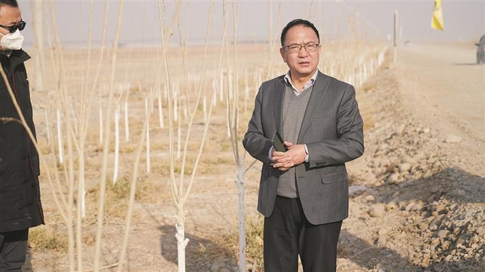 唐建国在一师四团永宁镇万头奶牛养殖示范基地调研(资料图片).张伟 摄