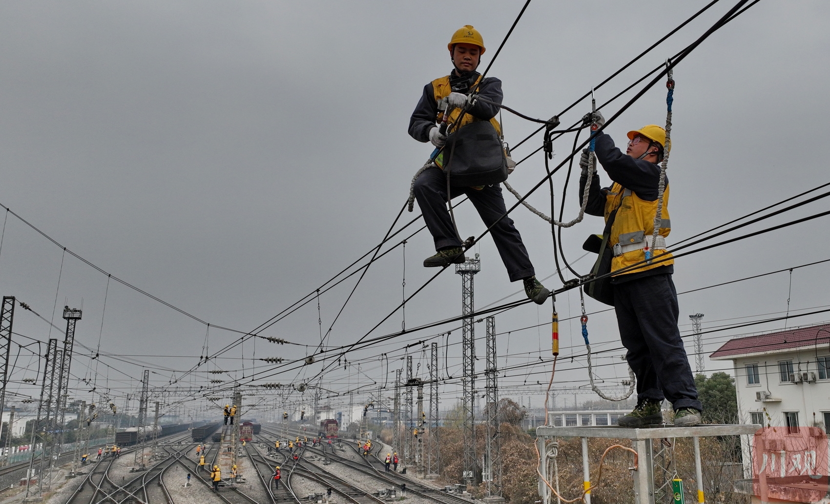 2月1日,成都供电段铁路接触网工开展成都北编组站接触网集中检修.