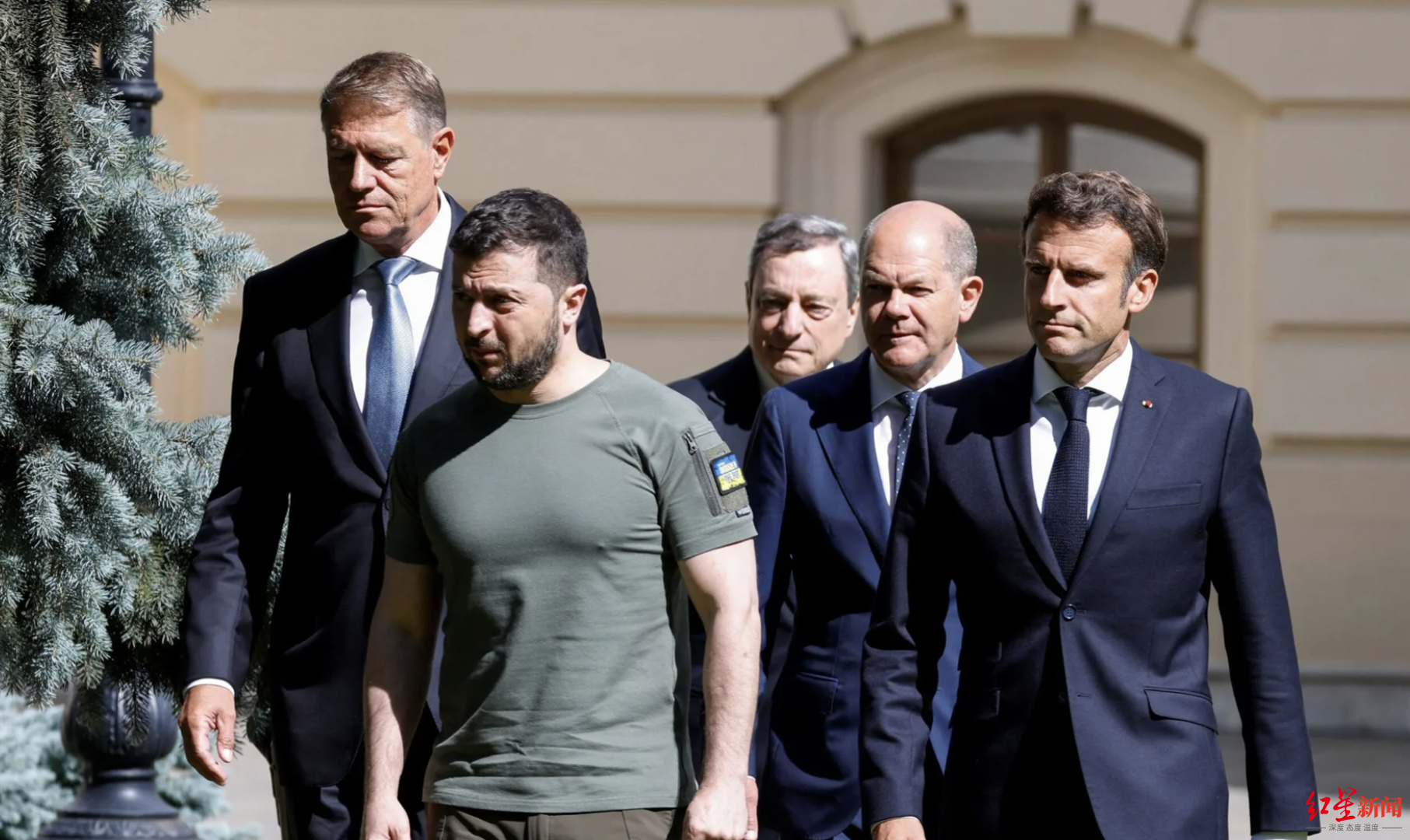↑乌克兰总统泽连斯基身穿标志性绿色体恤与着西装的法国总统、德国总理等