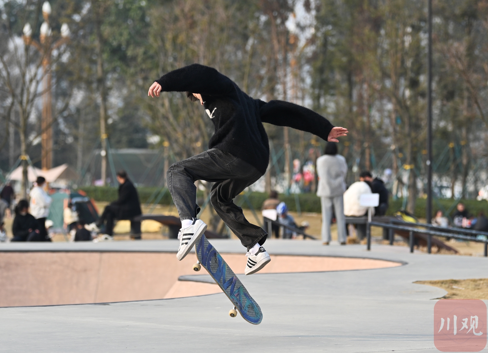 一群青少年在成都温江滑板主题公园内滑板炫技,尽享冬日运动乐趣,炫酷