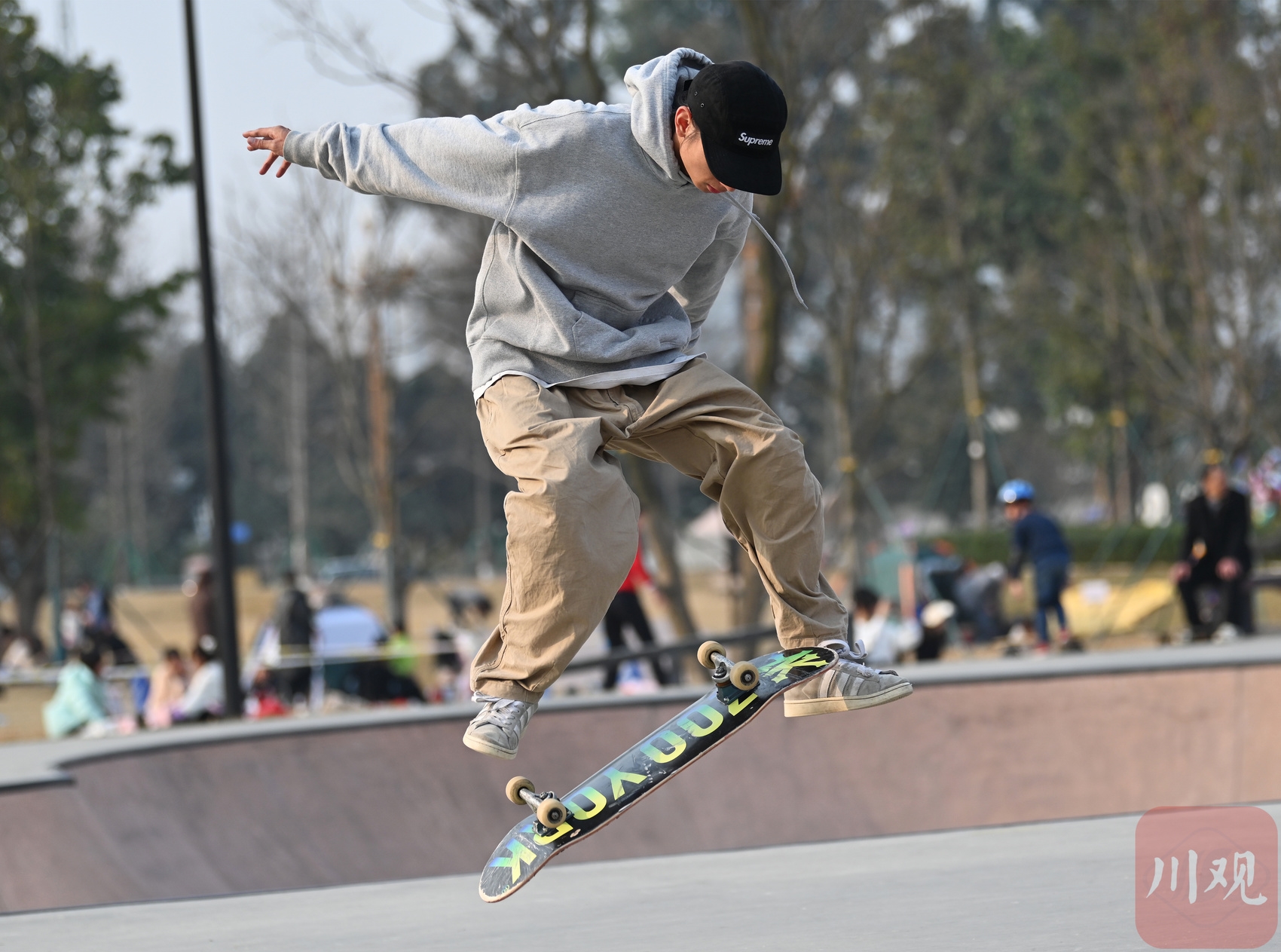 一群青少年在成都温江滑板主题公园内滑板炫技,尽享冬日运动乐趣,炫酷