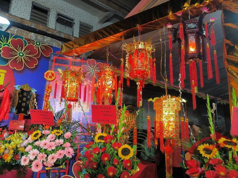 新春走基层情怀河畔饮灯酒传统民俗焕光彩