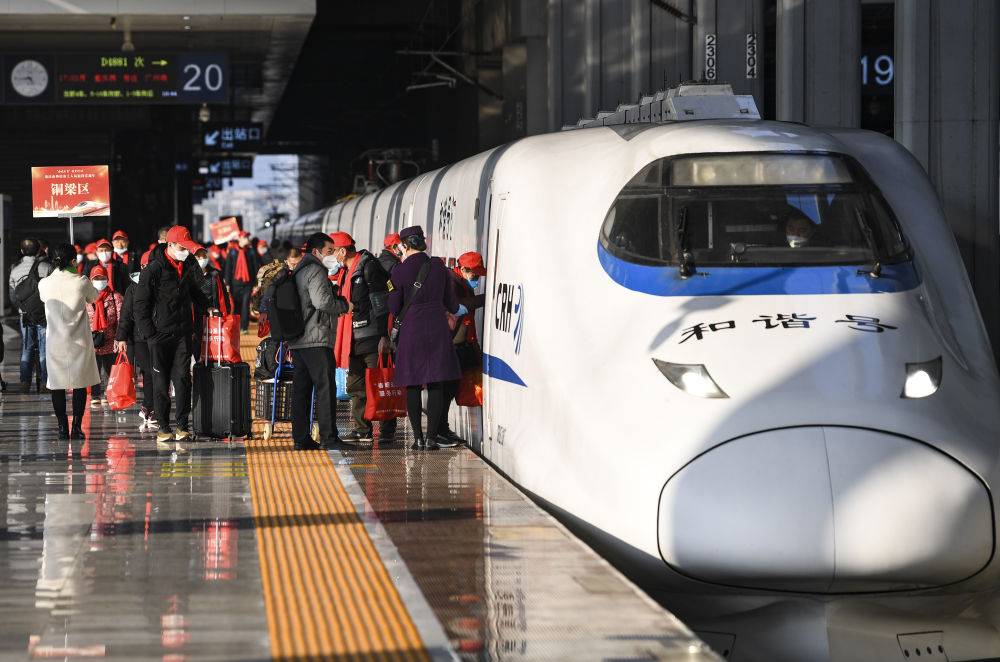 　　1月30日，乘坐2023年重庆首趟务工定制专列的旅客在重庆西站站台登车。新华社记者王全超摄