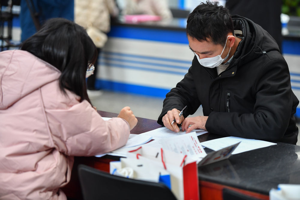 　　1月28日，在湖南省长沙市人力资源市场，求职者（右）在填写应聘信息表。新华社记者 陈泽国 摄