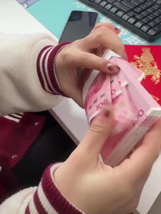 厚厚一沓开工红包.视频截图