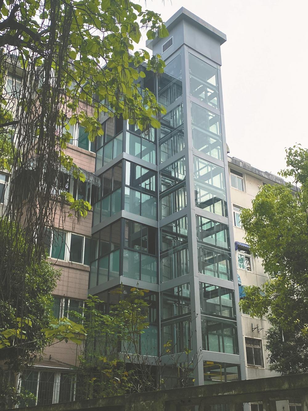 在合肥市海棠花园小区,一栋住宅加装了新电梯.(资料图片)