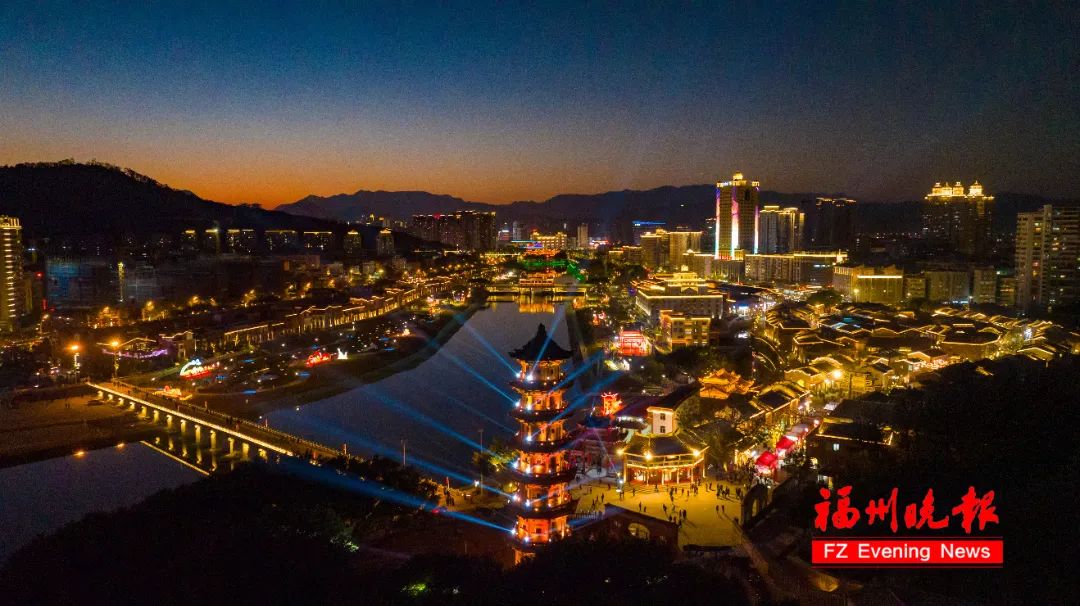 本次灯会设置在福清利桥古街至玉融大桥两岸展线总长约3公里分九亩底