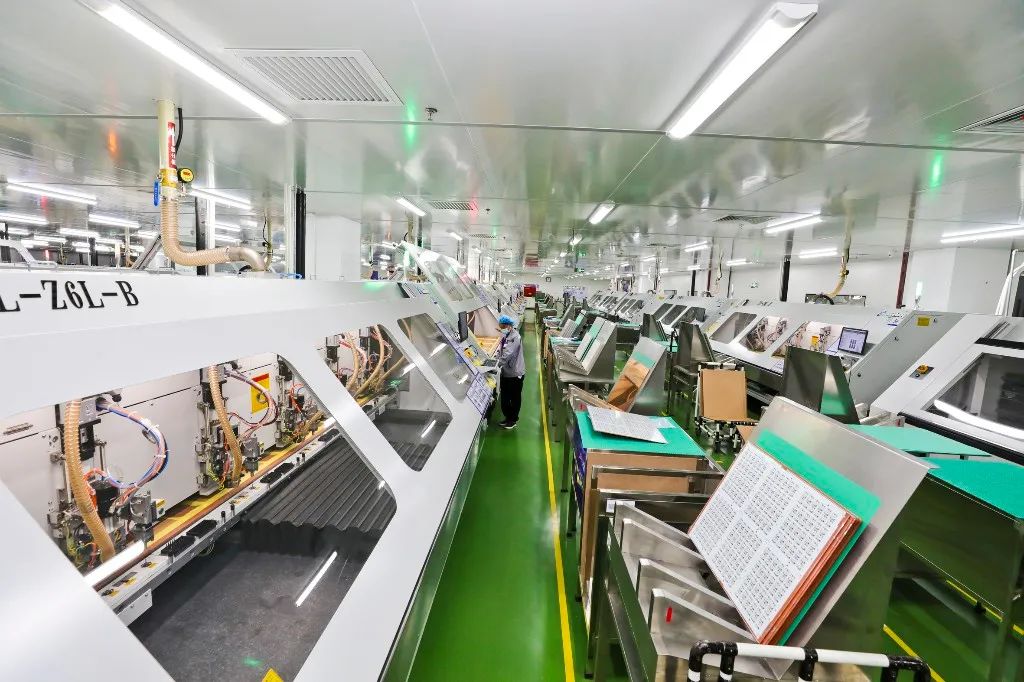 ▲1月30日，景旺电子科技(龙川)有限公司的工人在自动化生产车间作业。该公司从大年初四就开始复产。