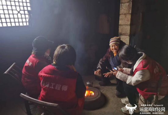 （图注：湖北移动进村入户为老年群体普及防范电信网络诈骗知识）