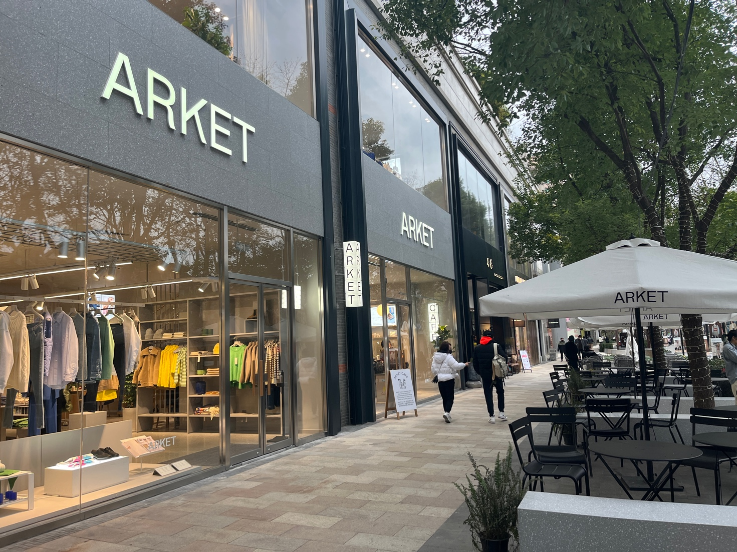 ARKET 上海新天地时尚店 / 时代周报记者摄