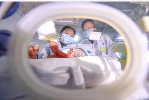  1月22日，在贵州省铜仁市玉屏侗族自治县人民医院新生儿科，医护人员在护理新生儿。新华社发