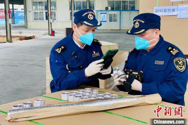 泉州海关驻晋江办事处关员正在对中欧班列出口货物进行查验作业。　罗俊毅 摄