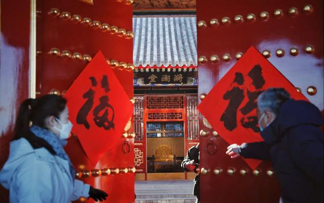 2022年12月29日上午,北海公园,公园领导和游客代表共同推开大门