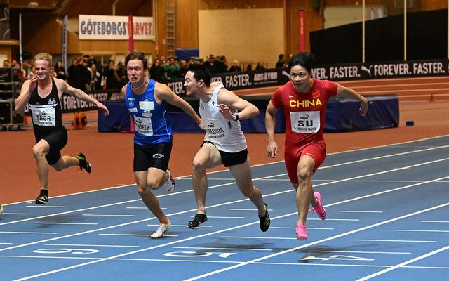 苏炳添(右一)第一个冲过终点线. 图/新华社