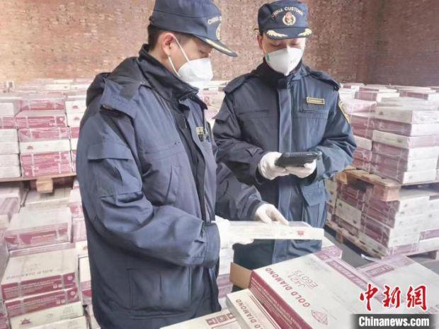 天津新港海关查获一批涉嫌侵权出口电焊条，共1400箱 天津海关供图