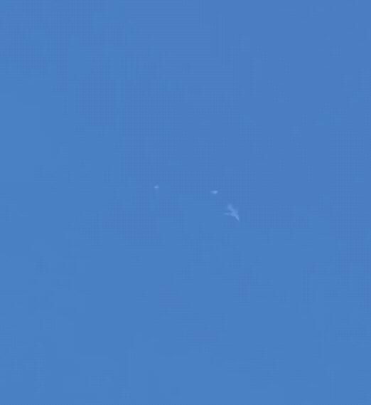 美国民众拍到的气球附近的美军战机在空中加油