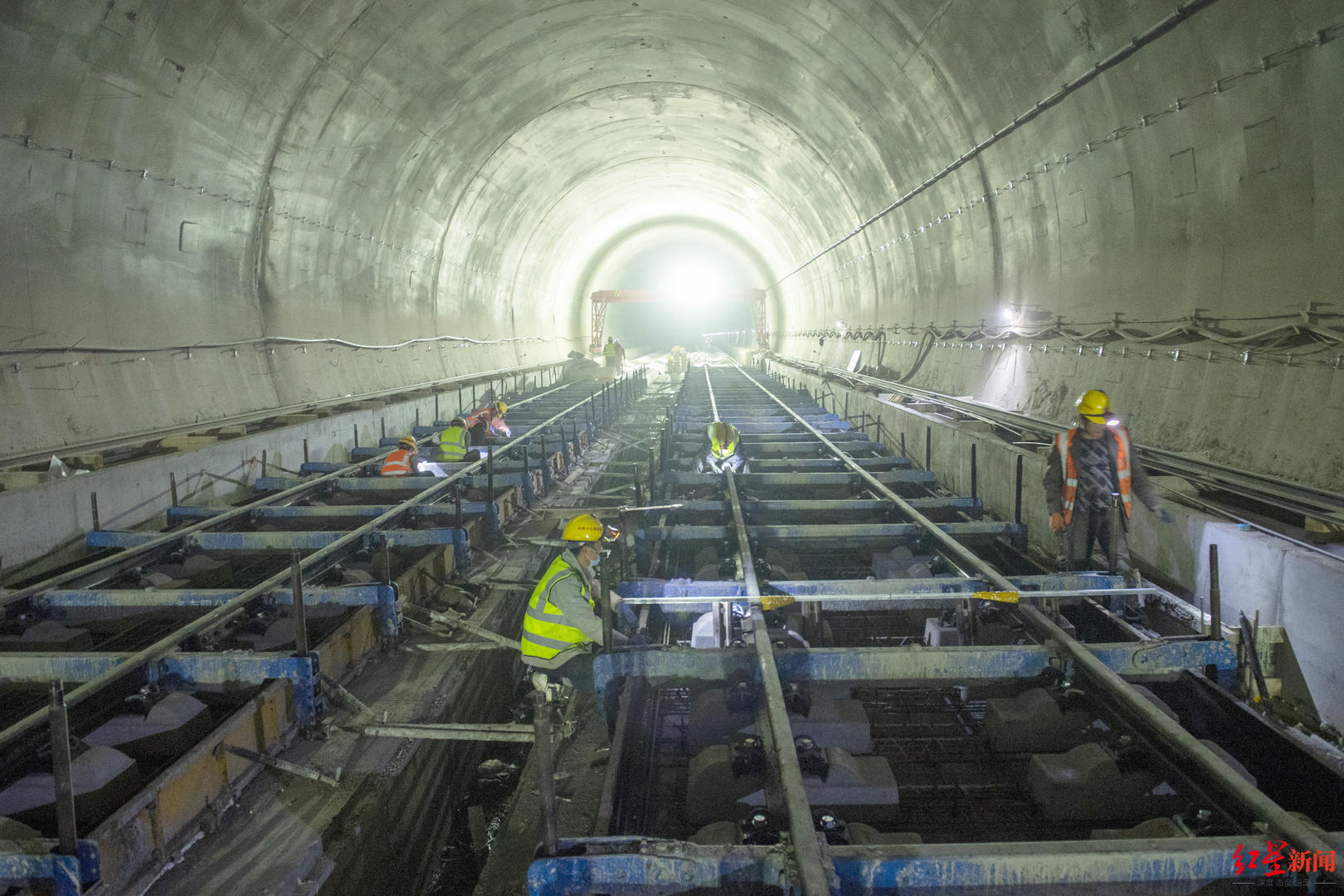 ▲成自宜高铁龙泉山隧道工人正在进行无砟轨道浇筑施工作业准备
