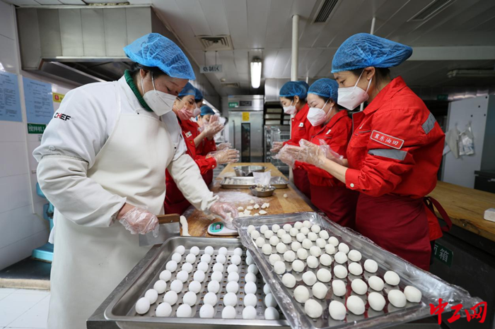 职工食堂里包汤圆迎元宵