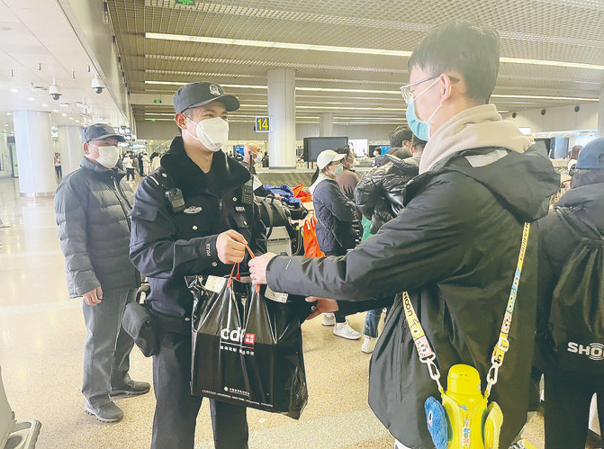 1月28日，民警帮助旅客找回丢失的行李。韩程麟 摄