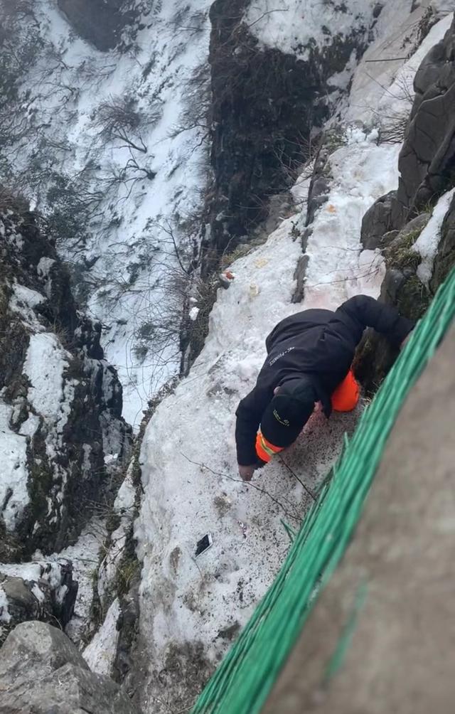 峨眉山环卫工悬崖边帮游客捡手机,未系安全绳景区回应