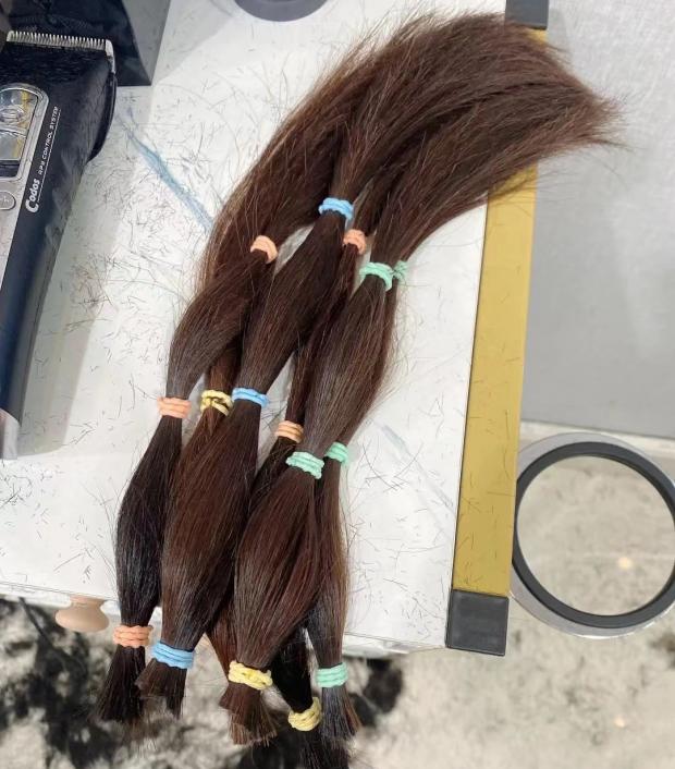 刘翻翻将长发剪掉按要求捆成6扎