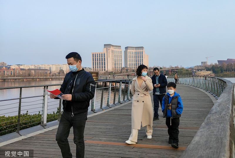 2023年1月10日，贵州遵义湿地公园，人们在公园内游玩。人民视觉 资料图