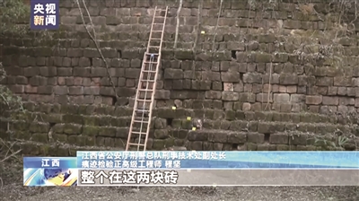 现场痕迹显示，胡鑫宇曾在围墙上活动。据央视视频