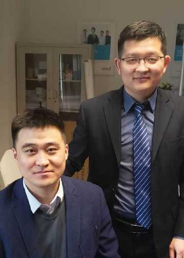 　　王传凯(左一)与同样来自菏泽的雍禾植发雍享院长徐鲁