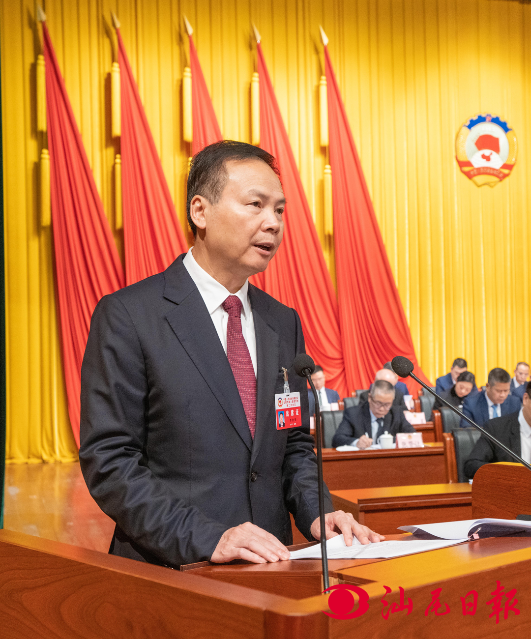 李耿坚作政协常委会工作报告.