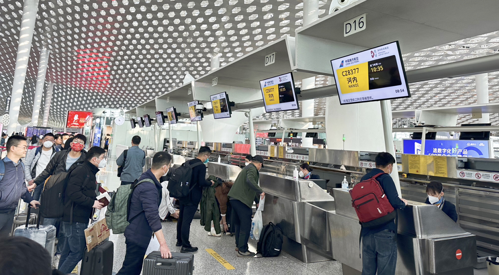 深圳至河内首航航班的旅客正在值机.(南航深圳供图薛亮摄)