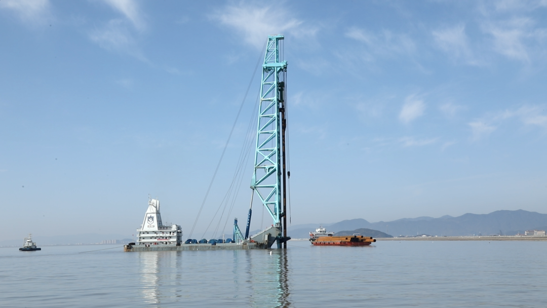 攻下第一桩!国内最大跨度跨海桥梁海上施工开始了